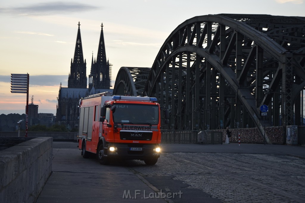 PSpringt kein Suizid Brueckenspringer Koeln Hohenzollernbruecke P282.JPG - Miklos Laubert